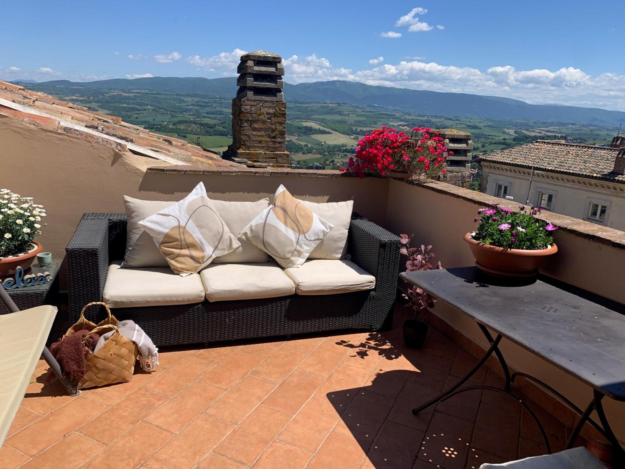 Ferienwohnung La Terrazza Sul Verde, Vista Mozzafiato In Pieno Centro Todi Exterior foto