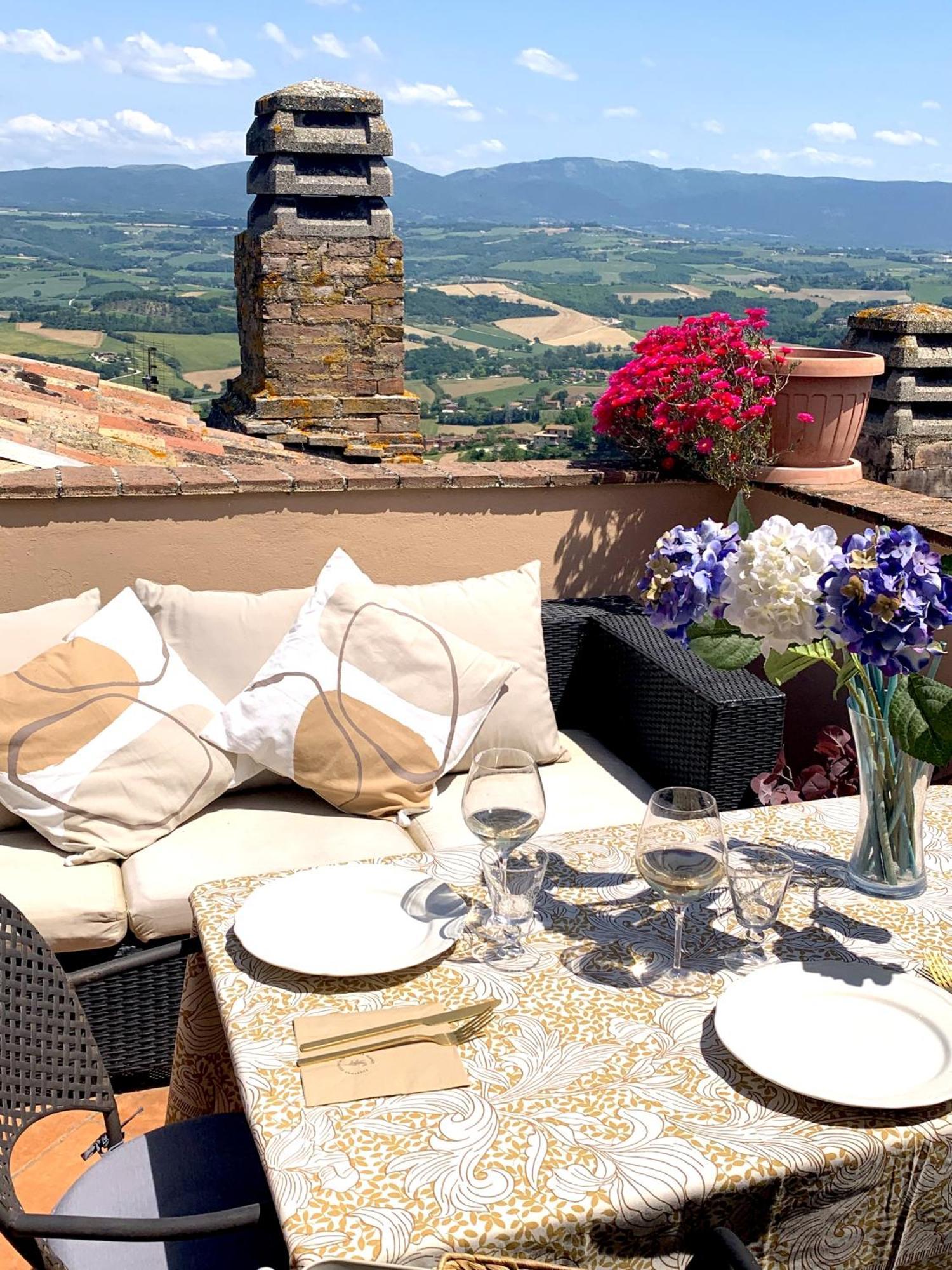 Ferienwohnung La Terrazza Sul Verde, Vista Mozzafiato In Pieno Centro Todi Exterior foto