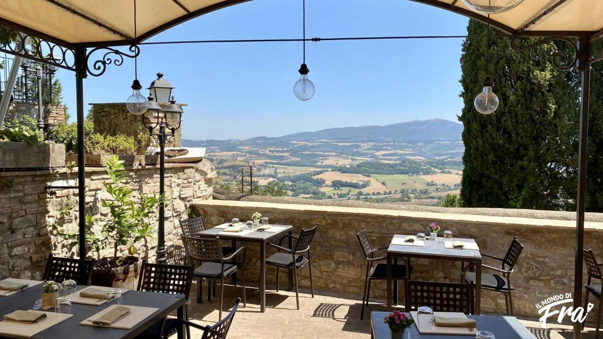 Ferienwohnung La Terrazza Sul Verde, Vista Mozzafiato In Pieno Centro Todi Exterior foto