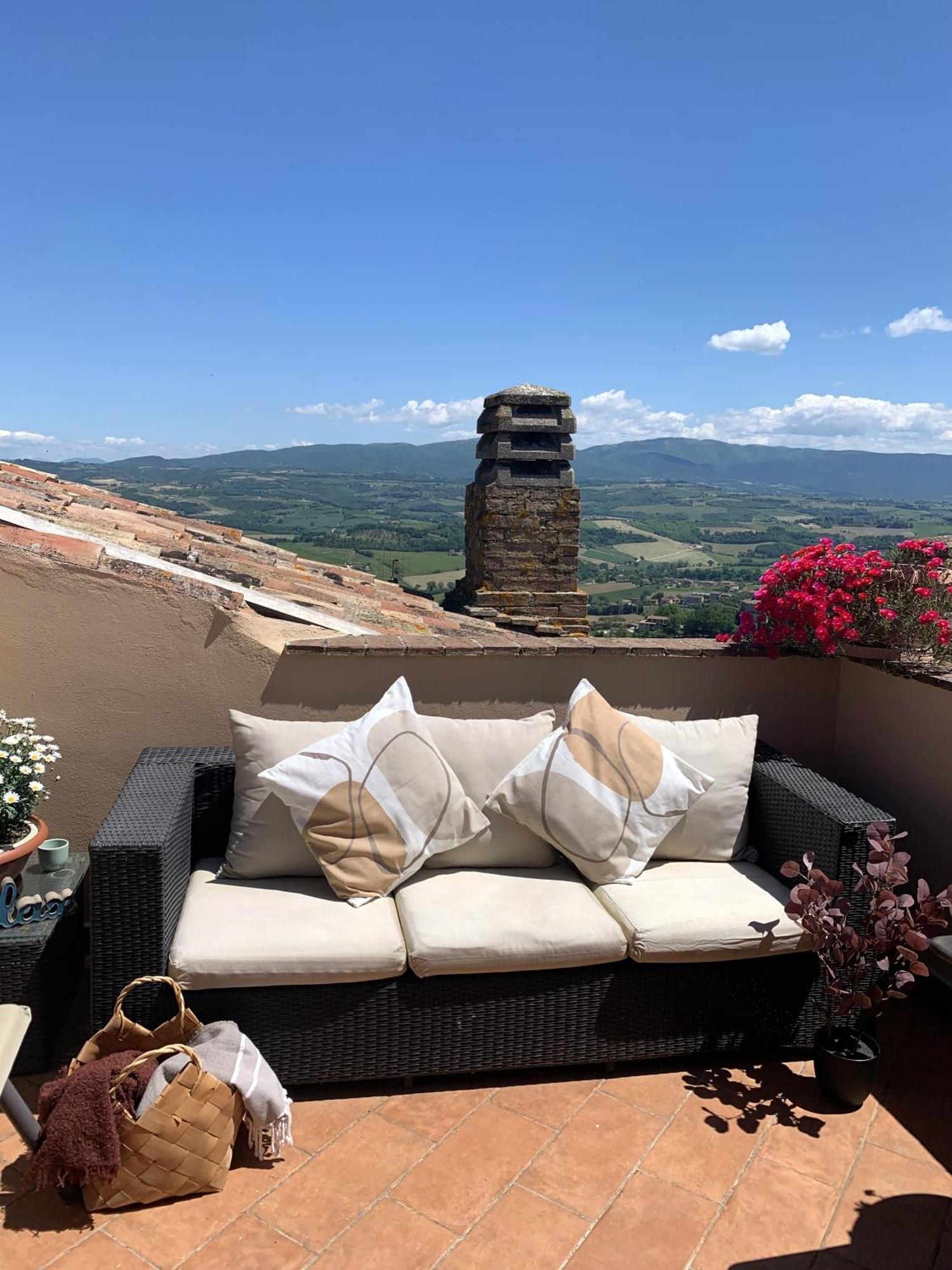 Ferienwohnung La Terrazza Sul Verde, Vista Mozzafiato In Pieno Centro Todi Exterior foto